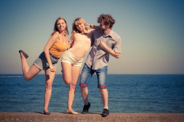 Grup arkadaşları erkek iki kız açık eğleniyor