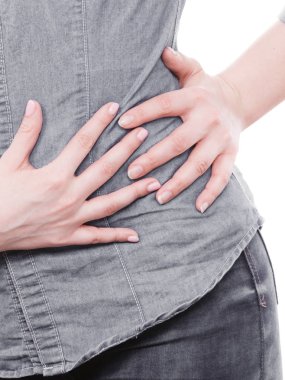 Kadın el çivi sunar.