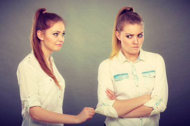 kadın soran rahatsız arkadaşıyla kavga sonra özür.