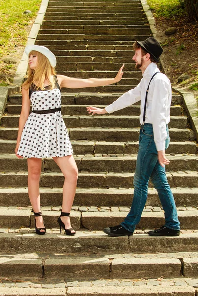 Pareja cariñosa estilo retro coqueteando en las escaleras —  Fotos de Stock