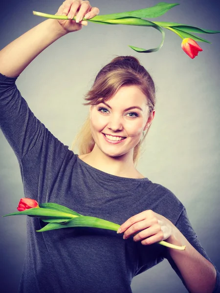 Грайлива дівчина розважається з квітами тюльпанів . — стокове фото