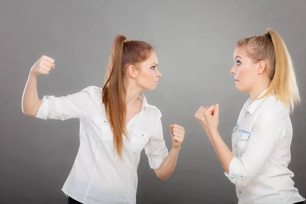 Arrabbiato furia ragazze pugni e combattere — Foto Stock