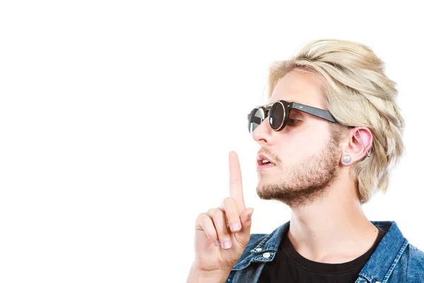 Hipster artistic man with sunglasses, silence gesture — Stock Photo, Image
