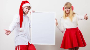 Kaç kadın ve adam ile boş bayrak. Kopya alanı