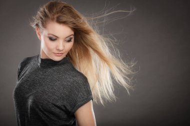 Gülümseyen hanımefendi trendy moda bakmak.