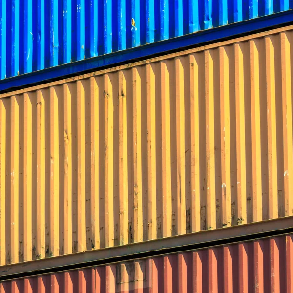 Contenitori colorati impilati in porto . — Foto Stock