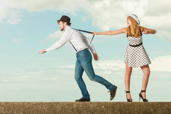 Couple aimant jouer sur la date par la côte de la mer — Photo