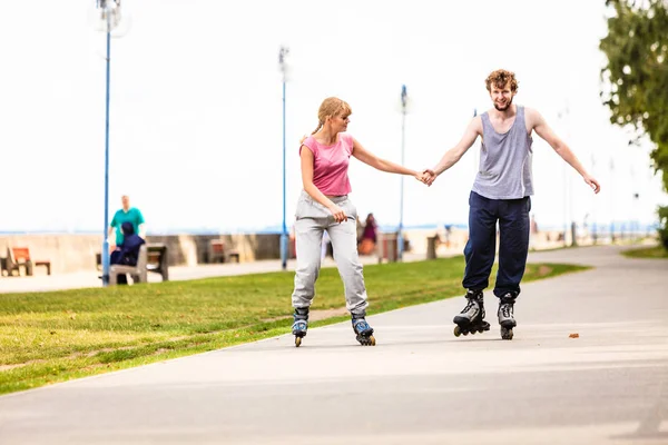 활동적인 젊은 이들이 친구 rollerskating 야외. — 스톡 사진