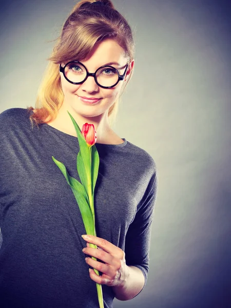 Mulher loira feliz com flor de primavera . — Fotografia de Stock