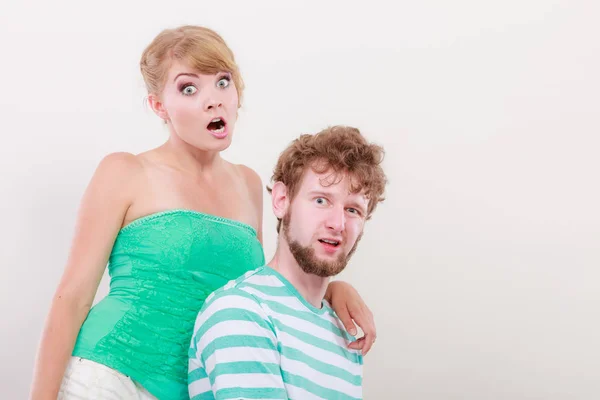 Забавная молодая пара делает глупое лицо — стоковое фото