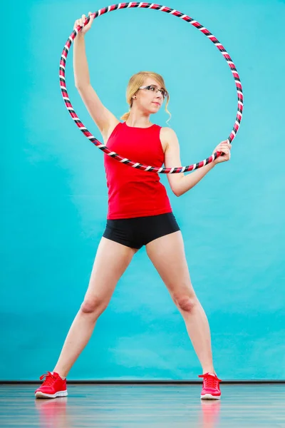 Dopasuj kobieta z hula hop robi ćwiczenia — Zdjęcie stockowe
