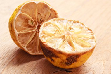 closeup eski çürük limon