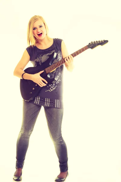 Artista mujer con guitarra eléctrica . — Foto de Stock