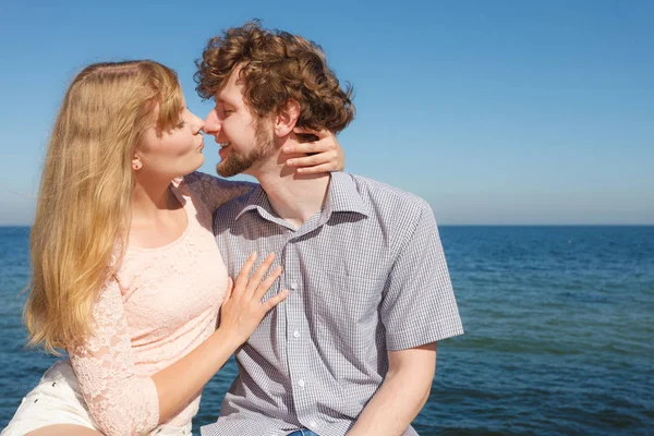 Namoro. Casal apaixonado beijando — Fotografia de Stock