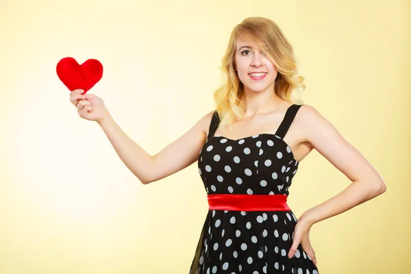 Frau mit rotem Herz als Liebessymbol — Stockfoto