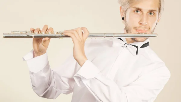 长笛演奏长笛演奏的音乐家演奏者的音乐 — 图库照片
