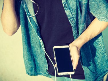 Adam onun smartphone kullanarak dışında