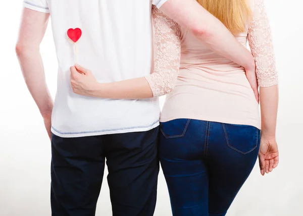 Visão traseira do casal abraçando . — Fotografia de Stock