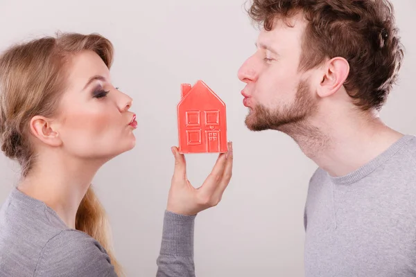Pareja compartir besos con casa símbolo . — Foto de Stock