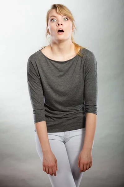 Удивлённая шокированная девушка широко раскрыла рот . — стоковое фото