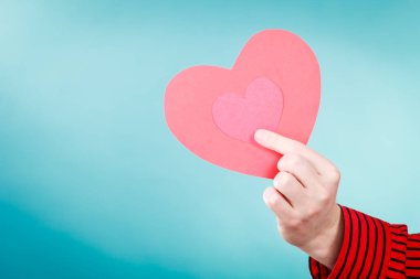 Adam güzel kırmızı kalpli.