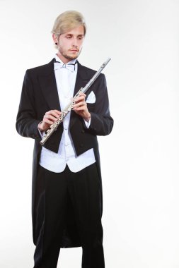 Purosuyla giyen erkek flütçü flüt tutan