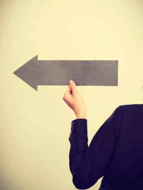 Siyah ok sol işaret tutan adam