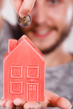 Gülümseyen adam evi servet para koyarak