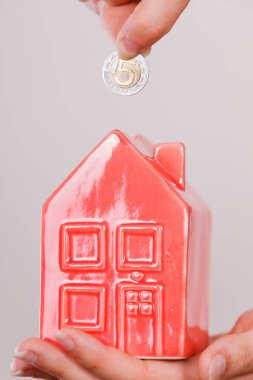 Evi servet para koyarak kişi