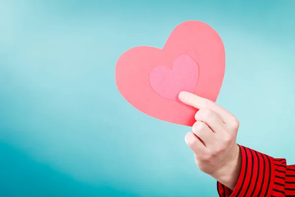 Man med vacker röd hjärta. — Stockfoto