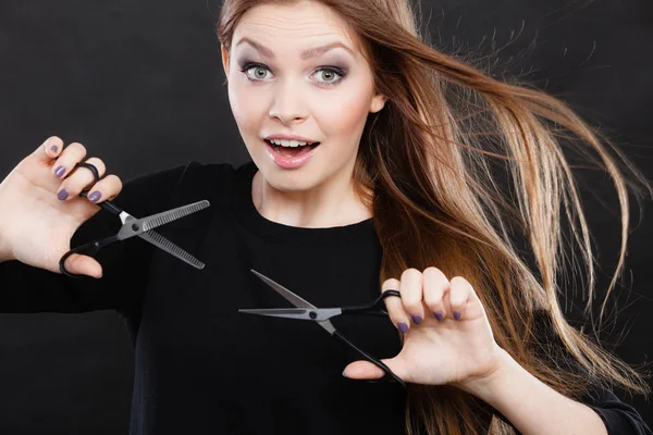 Szalona dziewczyna z nożyczkami. Salon fryzjerski w akcji. — Zdjęcie stockowe
