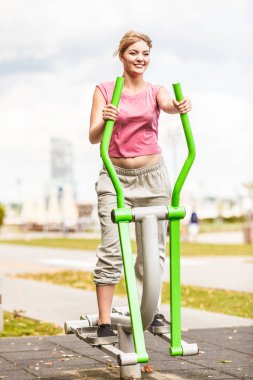 Aktif kadın üzerinde eliptik eğitmen egzersiz.