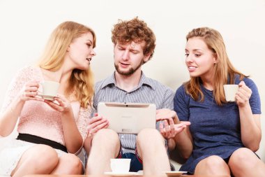 Arkadaşlar internet tablet üzerinde tarama rahatlatıcı.