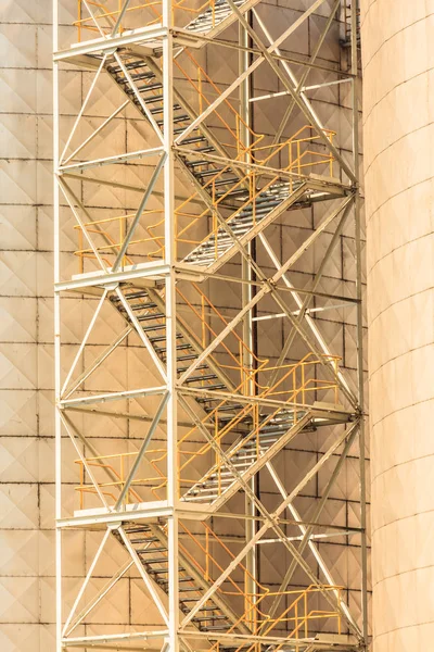 Silo no porto da manhã . — Fotografia de Stock