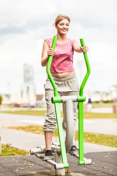 Aktif kadın üzerinde eliptik eğitmen egzersiz.