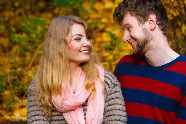 Aşık çift bankta sonbahar Park