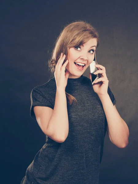 Mulher atraente flertando mensagens de texto no telefone móvel . — Fotografia de Stock