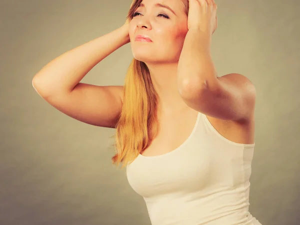 Vrouw lijden hoofdpijn migraine pijn. — Stockfoto