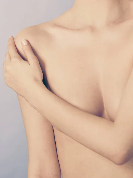 Mujer desnuda cubriéndose el pecho con las manos — Foto de Stock