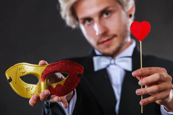 Homem em máscara de carnaval com coração vara símbolo do amor — Fotografia de Stock