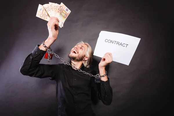 Man met geketende handen met contract en geld — Stockfoto