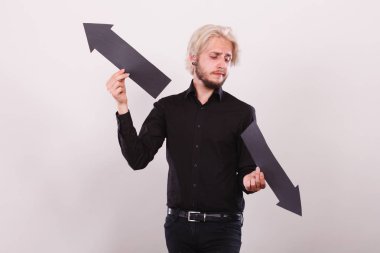 Sol ve sağ oklar siyah tutan adam