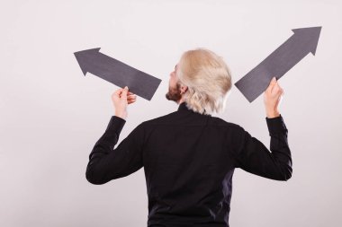 Sol ve sağ oklar siyah tutan adam