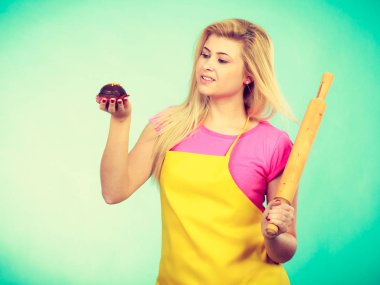 Oklava ve çikolatalı kek tutan kadın