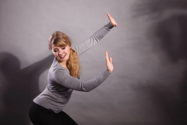 Bang bang vrouw. Geweld. — Stockfoto