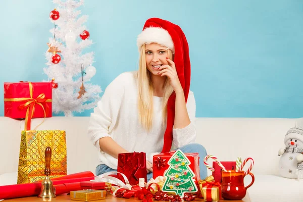 Fiatal nő, a karácsonyi ajándékok készítése — Stock Fotó