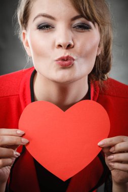 Kız aşık kırmızı kalp.