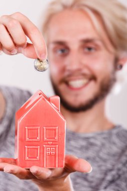 Gülümseyen adam evi servet para koyarak