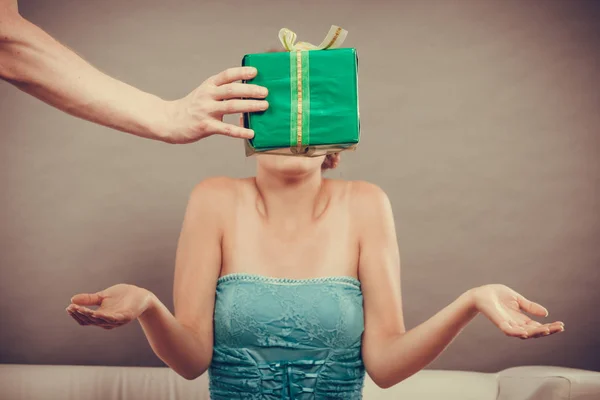 Mann schenkt Frau Geschenkbox — Stockfoto
