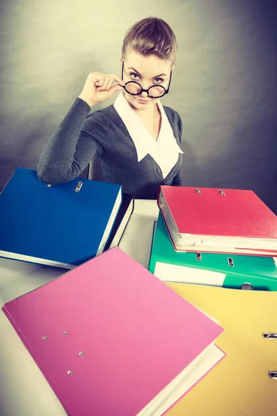 Happy revisor med högar av bindemedel. — Stockfoto